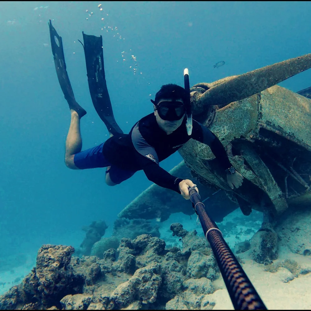 Freediving the sunken plane wreck in the Tahitian lagoon