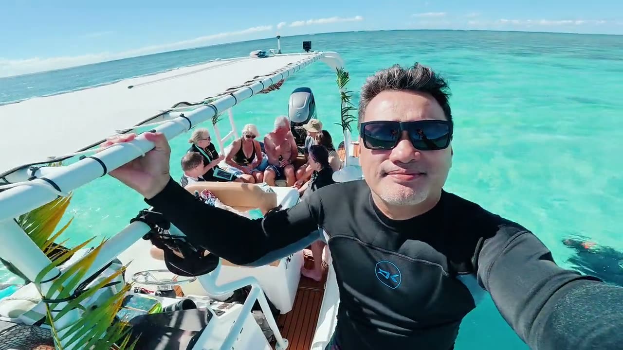 Teva et ses invités à bord, lagon de Tahiti